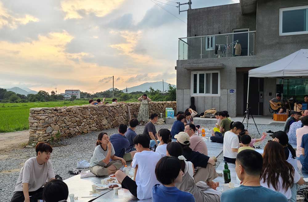 강화공동체 세 식구가 산문 산골짜기에서 흥천으로 이사 온 뒤 집들이를 하던 날. (사진: 김중미)