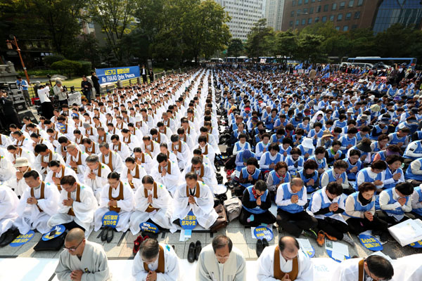 2016년 10월 11일 서울 종로 보신각에서 원불교, 성주·김천 시민 등의 연대집회로 열린 ‘원-피스(One-Peace) 종교·시민 평화결사’ 현장. ©연합뉴스